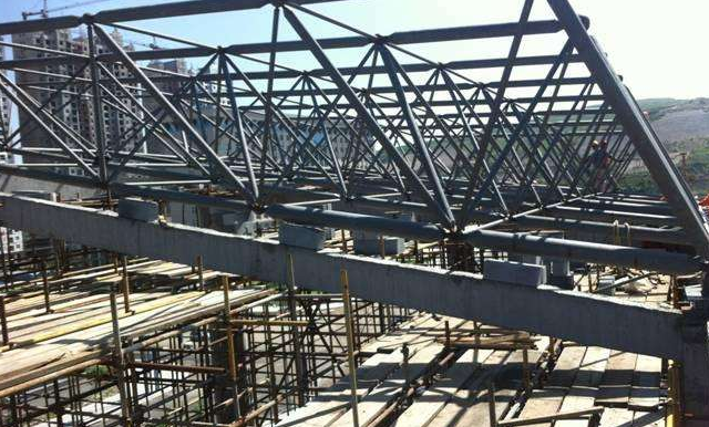 鹤岗简述网架公司的黑色压型钢板的吊装步履